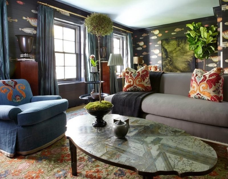 Eclectic style living room design with dark wallpaper