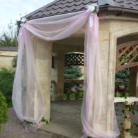Tulle in the decoration of the garden gazebo