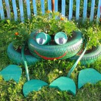 Decorative frog from car tires