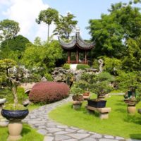 Jardin de style oriental dans une maison de campagne