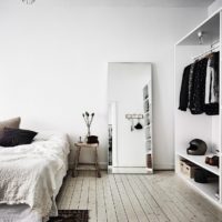 Specchio sul pavimento nel design della camera da letto