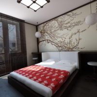 Camera da letto in stile giapponese con carta da parati fotografica sopra il letto
