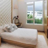 La combinazione di colori marrone e bianco nel design della camera da letto