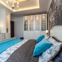 Cuscini colorati nel design della camera da letto