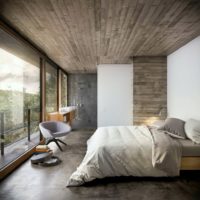 Fenêtres panoramiques et plafond en bois dans la chambre d'une maison privée