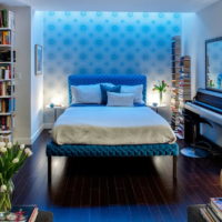 L'interno di una piccola camera da letto nei toni del blu