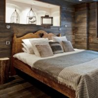 Nicchia in camera da letto con finiture in legno