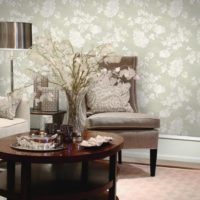 Floral motifs on the wallpaper in the living room