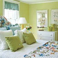 Colore verde oliva nella decorazione della camera da letto di una giovane ragazza