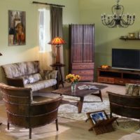 Murs olive et mobilier de salon brun chocolat