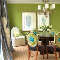 Soffitto bianco e pareti verde oliva nel design del soggiorno