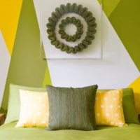 Colori verde oliva, gialli e bianchi all'interno della camera da letto.