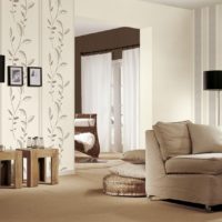 Decorating the walls of the living room with striped wallpaper