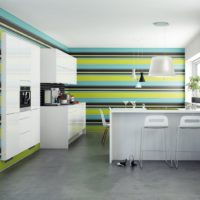 Tapetai su spalvotomis juostelėmis modernios virtuvės interjere