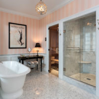 Vonios kambario interjeras su dryžuotais tapetais