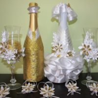 Gold color in the decor of wedding bottles