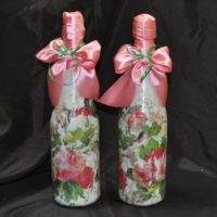 Nastri rosa su bottiglie di nozze