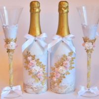 Do-it-yourself voluminous flowers on champagne bottles