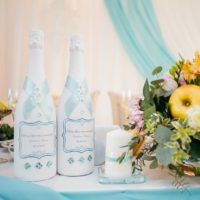 Decorazione festiva di bottiglie di nozze