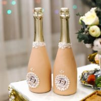 Colorare bottiglie di champagne per un matrimonio