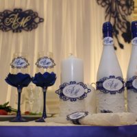 Fare bottiglie e bicchieri di vino per un matrimonio