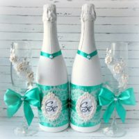 Decorazioni natalizie con champagne per un matrimonio