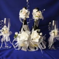 Roses blanches dans un décor de champagne pour un mariage