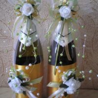 Artificial flowers in the decoration of wedding champagne