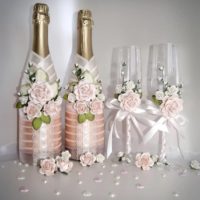 Fleurs de bricolage roses sur des bouteilles de mariage