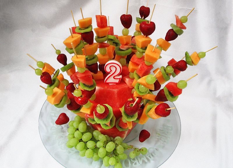 Canapés aux fruits pour une table de fête pour l'anniversaire d'un enfant