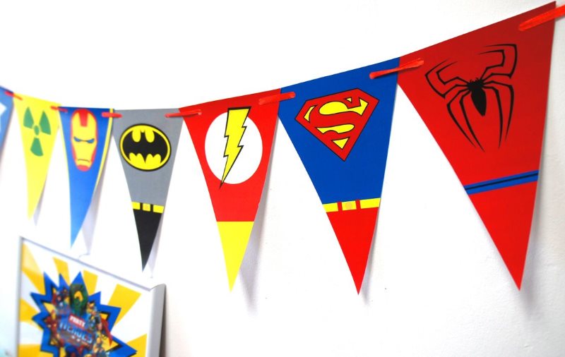 Guirlande en papier avec thème de super-héros pour la décoration de l'anniversaire d'un enfant