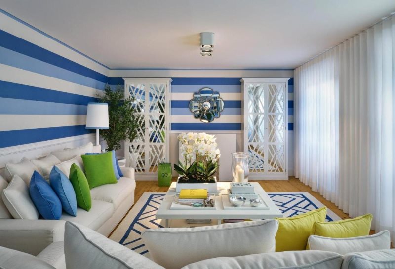 Mėlynos sienos gyvenamajame kambaryje su horizontaliais dryžuotais tapetais