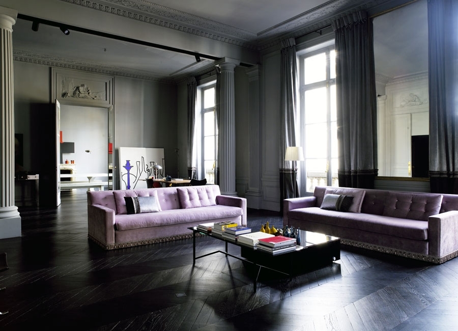Design minimalista del salotto con divani color lavanda