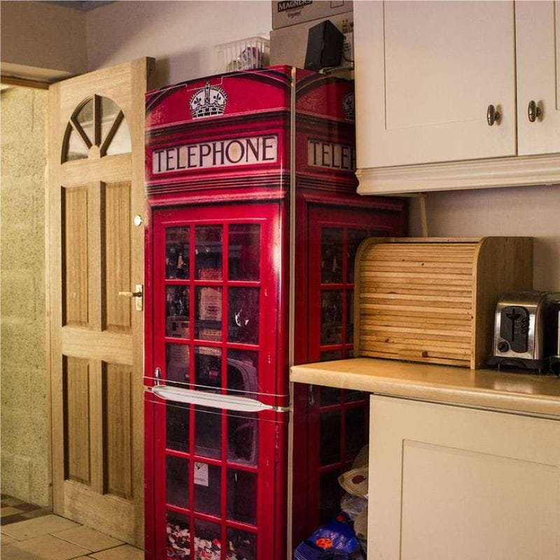 Decorazioni per frigorifero fai-da-te per una cabina telefonica
