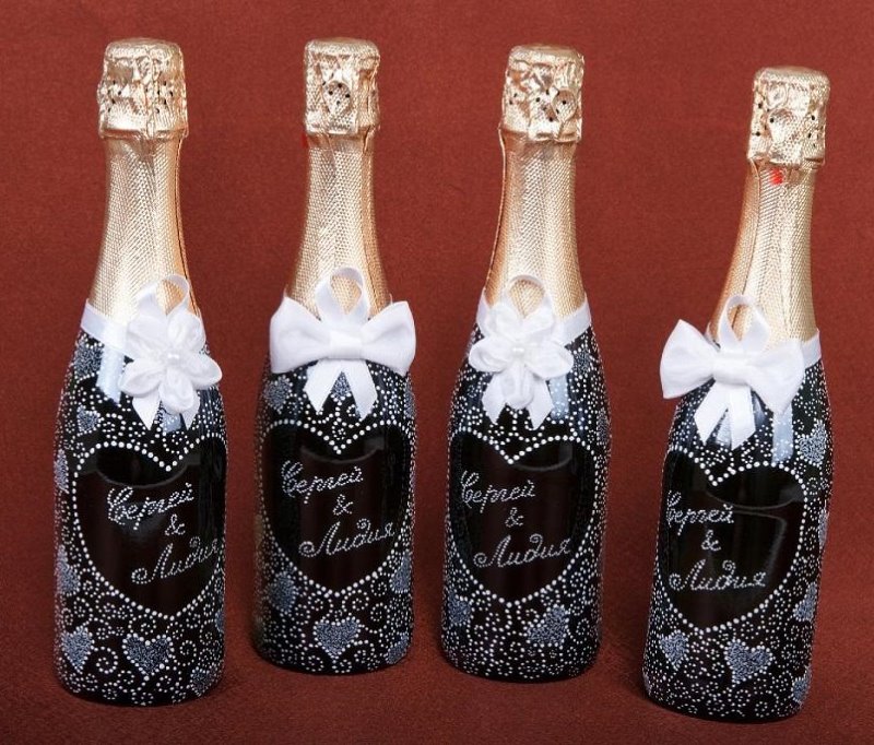 Bottiglie di champagne con i nomi dei giovani per il matrimonio