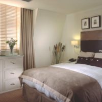 Tonalità grigio-beige nel design della camera da letto