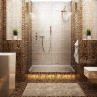 Conception d'une cabine de douche avec une mosaïque de couleurs marron et blanche