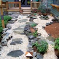 Stones and gravel in the design of the patio