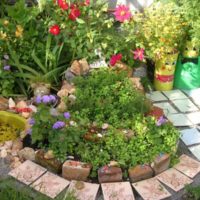 Simple flowerbeds from improvised materials