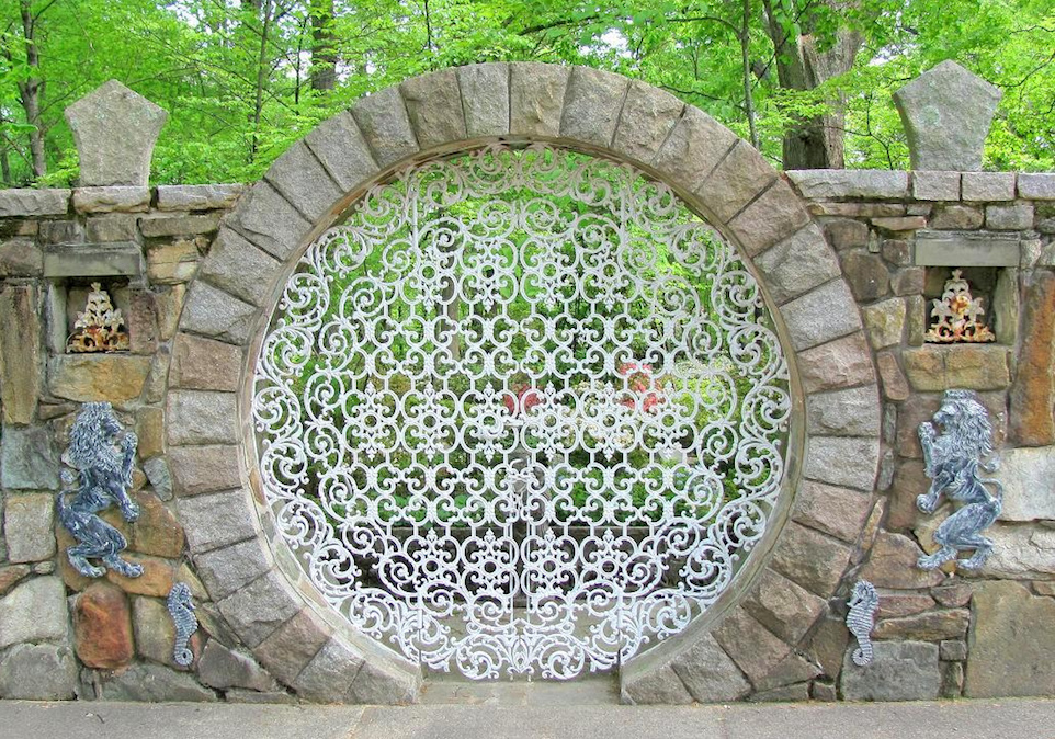 Prekrasna kamena ograda s kovanim elementima