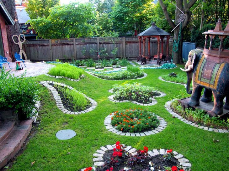 Decorating a small garden with brick beds