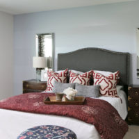 Ярки възглавници в дизайна на спалнята