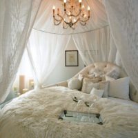 Светло бяло качулка над леглото на съпрузите
