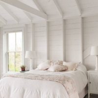 Albero dipinto in un interno rustico della camera da letto