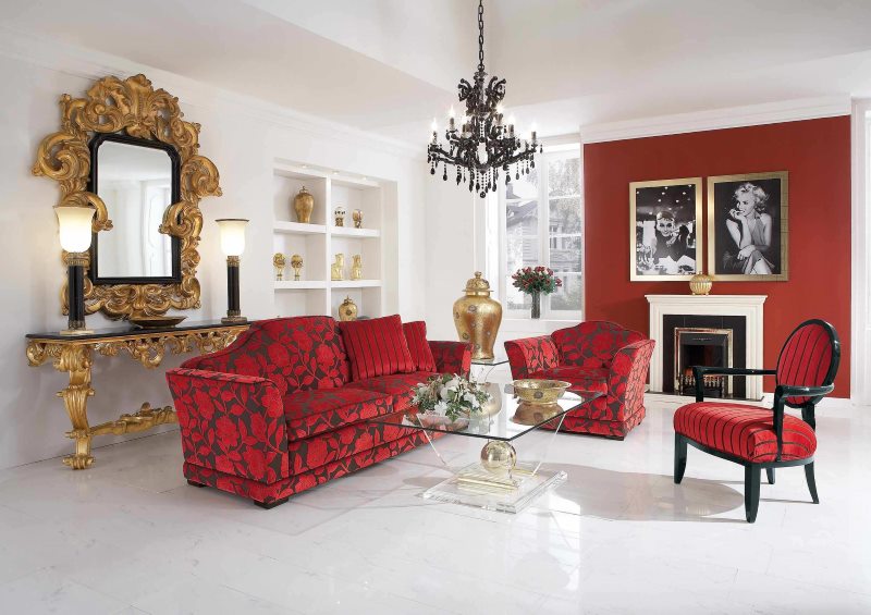 Sfumature di rosso negli interni alla moda del soggiorno con camino