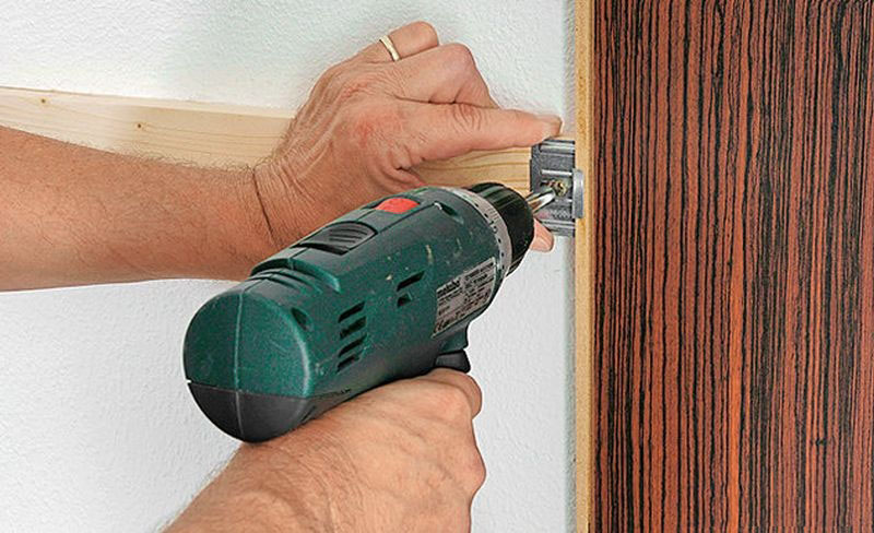 Fixing a laminate on a wooden frame with kleimers