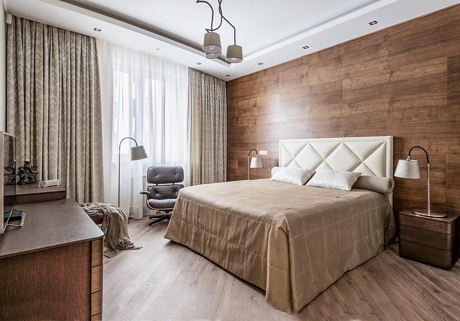 The use of wood in the interior of a bedroom