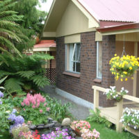 Giardino anteriore di una casa di campagna con piante fiorite
