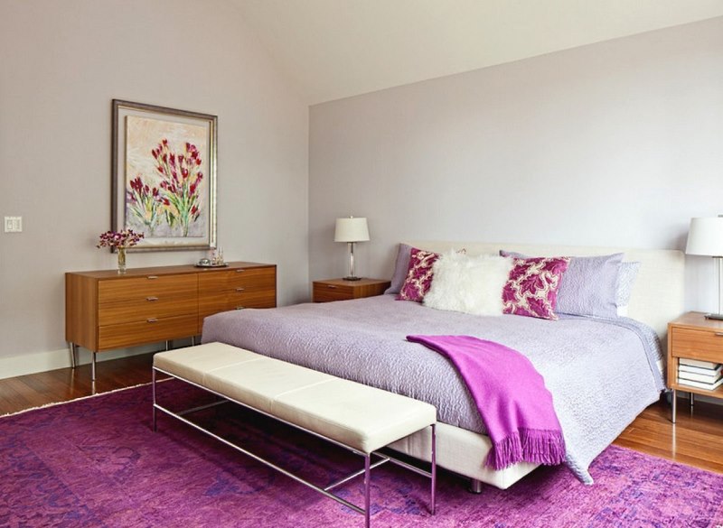 La combinazione di lavanda con una sfumatura viola nella camera da letto