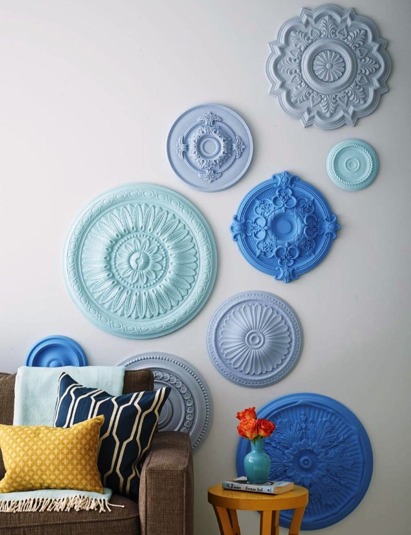 Using ceiling rosettes with stucco to decorate the wall in the living room
